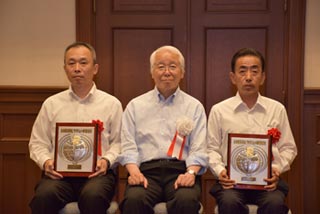 左から当社安全環境管理部課長 山根、井戸兵庫県知事、同賞の優秀賞を受賞した杉本林業(株)の杉本龍亮代表取締役
