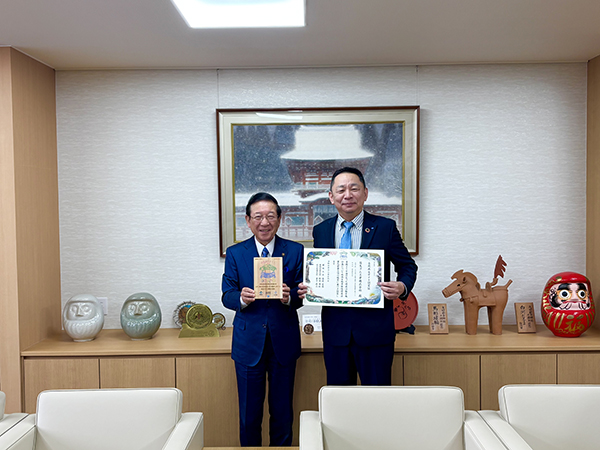 Report on “Nationally Certified Sustainably Managed Natural Site” Certification to Shirakawa City Hall (January 2026) Left: Mayor of Shirakawa City, Right: Shirakawa　Factory Manager 