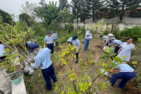 工業団地内のごみ拾い活動２