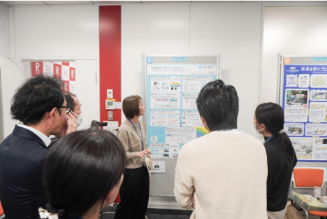 当社からも登壇（中央　ポスター前）